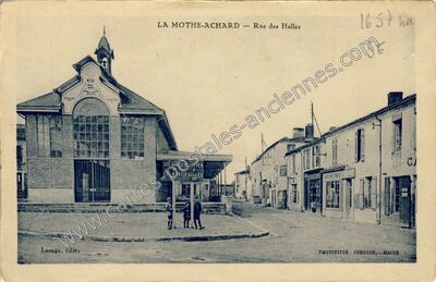 Carte postale ancienne Rue des Halles — La Mothe Achard (Vendée)