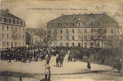 Carte postale ancienne A la Caserne - Rompez vos rangs — La Roche-sur-Yon (Vendée)