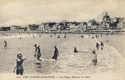 Carte postale ancienne La Plage, Moment du Bain — Les Sables-d'Olonne (Vendée)