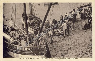 Carte postale ancienne Débarquement des sardines — Les Sables-d'Olonne (Vendée)