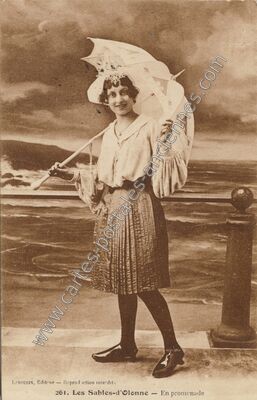 Carte postale ancienne En promenade — Les Sables-d'Olonne (Vendée)