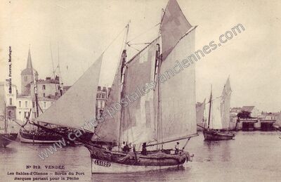 Carte postale ancienne Sortie du Port Barques partant pour la Pêche — Les Sables-d'Olonne (Vendée)