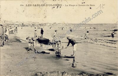 Carte postale ancienne La Plage à l'heure du Bain — Les Sables-d'Olonne (Vendée)
