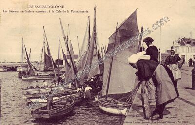 Carte postale ancienne Les Bateaux sardiniers accostent à la Cale de la Poissonnerie — Les Sables-d'Olonne (Vendée)