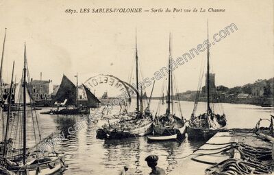 Carte postale ancienne Sortie du Port vue de La Chaume — Les Sables-d'Olonne (Vendée)