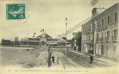 Carte postale ancienne Le Grand Hôtel du Casino et le Casino — Les Sables-d'Olonne (Vendée)