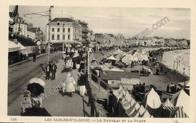 Carte postale ancienne Le Remblai et la Plage — Les Sables-d'Olonne (Vendée)