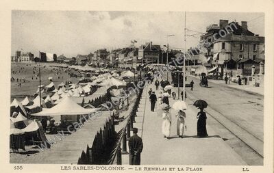Carte postale ancienne Le Remblai et la Plage — Les Sables-d'Olonne (Vendée)