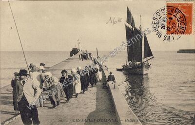 Carte postale ancienne Halage d'un Thonier — Les Sables-d'Olonne (Vendée)