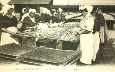 Carte postale ancienne Le Remuage des Sardines — Les Sables-d'Olonne (Vendée)