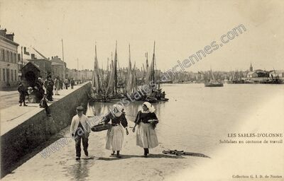 Carte postale ancienne Sablaises en costume de travail — Les Sables-d'Olonne (Vendée)