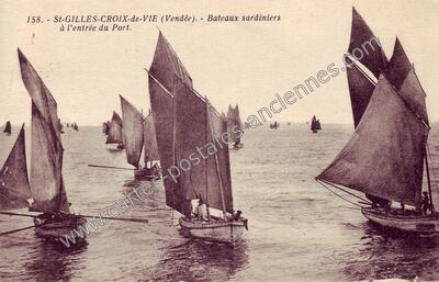 Carte postale ancienne Bateaux sardiniers à l'entrée du Port — Saint-Gilles-Croix-de-Vie (Vendée)