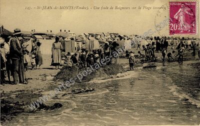 Carte postale ancienne Une foule de Baigneurs sur la Plage immense — Saint-Jean-de-Monts (Vendée)