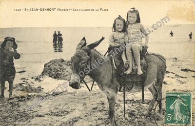 Carte postale ancienne Les Plaisirs de la Plage — Saint-Jean-de-Monts (Vendée)