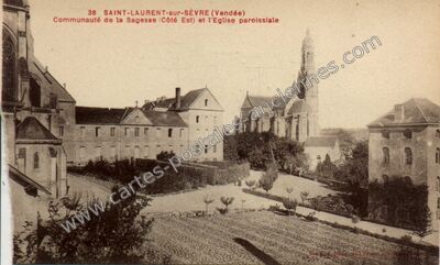 Carte postale ancienne Communauté de la Sagesse (Côté Est) et l'Eglise paroissiale — Saint-Laurent-sur-Sèvre (Vendée)