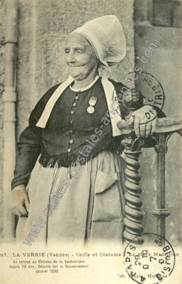 Carte postale ancienne Coiffe et Costume — La Verrie (Vendée)