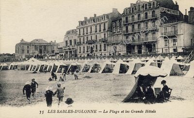 Carte postale ancienne La Plage et les Grands Hôtels — Les Sables-d'Olonne (Vendée)