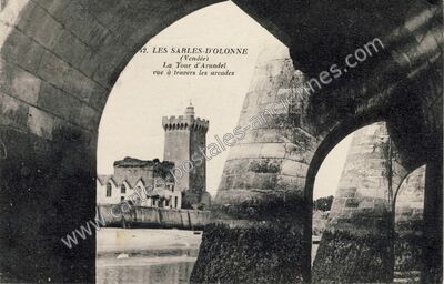 Carte postale ancienne La Tour d'Arundel vue à travers les arcades — Les Sables-d'Olonne (Vendée)