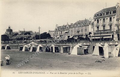 Carte postale ancienne Vue sur le Remblai prise de la Plage — Les Sables-d'Olonne (Vendée)