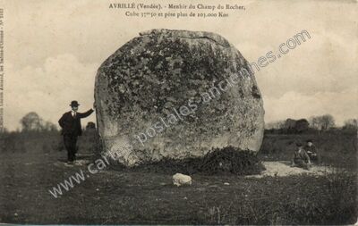 Carte postale ancienne Menhir du Champ du Rocher — Avrillé (Vendée)