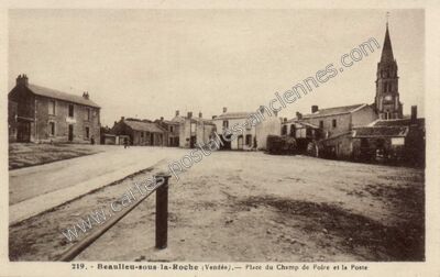 Carte postale ancienne Place du Champ de Foire et la Poste — Beaulieu-sous-la-Roche (Vendée)