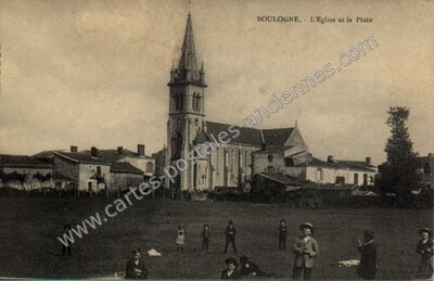 Carte postale ancienne L'Eglise et la Place — Boulogne (Vendée)