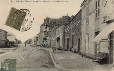 Carte postale ancienne Rue de la Roche-sur-Yon — Bournezeau (Vendée)