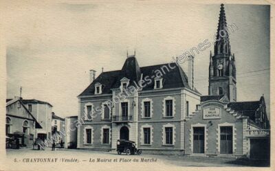 Carte postale ancienne La Mairie et Place du Marché — Chantonnay (Vendée)