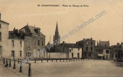 Carte postale ancienne Place du Champ de Foire — Chantonnay (Vendée)