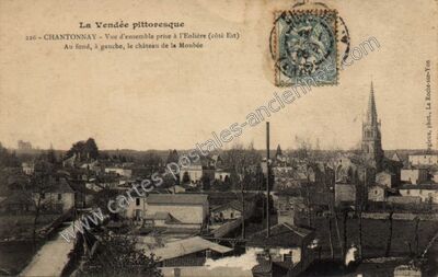Carte postale ancienne Vue d'ensemble prise à l'Eolière (côté Est) Au fond, à gauche, le château de la Moubée — Chantonnay (Vendée)