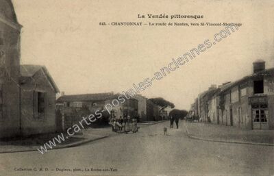 Carte postale ancienne La Vendée pittoresque - La route de Nantes, vers St-Vincent-Sterlange — Chantonnay (Vendée)