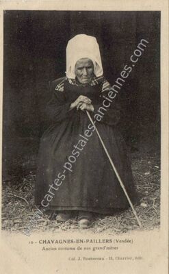 Carte postale ancienne Ancien costume de nos grand'mères — Chavagnes-en-Paillers (Vendée)