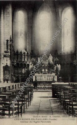 Carte postale ancienne Intérieur de l'Eglise Paroissiale — Chavagnes-en-Paillers (Vendée)