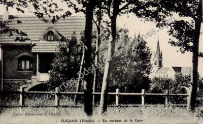 Carte postale ancienne En sortant de la Gare — Cugand (Vendée)