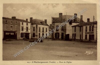 Carte postale ancienne Place de l'Eglise — L'Herbergement (Vendée)