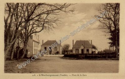 Carte postale ancienne Place de la Gare — L'Herbergement (Vendée)