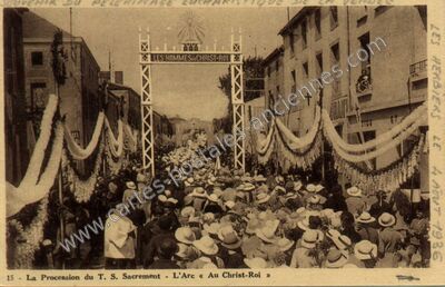 Carte postale ancienne La Procession du T. S. Sacrement - L'Arc « Au Christ-Roi — Les Herbiers (Vendée)