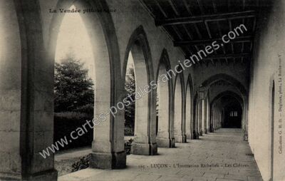 Carte postale ancienne L'Institution Richelieu - Les Cloîtres — Luçon (Vendée)