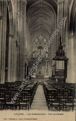 Carte postale ancienne La Cathédrale - Nef centrale — Luçon (Vendée)