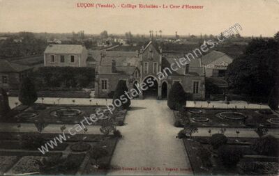 Carte postale ancienne Collège Richelieu - La Cour d'Honneur — Luçon (Vendée)
