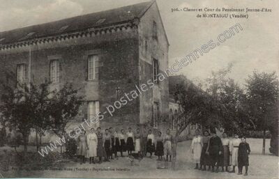 Carte postale ancienne Classes et Cour du Pensionnat Jeanne-d'Arc — Montaigu (Vendée)