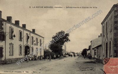 Carte postale ancienne Gendarmerie et Entrée de Ville — La Mothe Achard (Vendée)