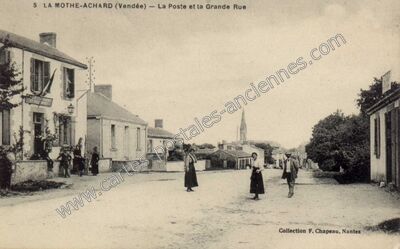 Carte postale ancienne La Poste et la Grande Rue — La Mothe Achard (Vendée)