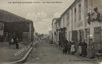 Carte postale ancienne La Rue des Halles — La Mothe Achard (Vendée)