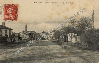 Carte postale ancienne Entrée du bourg par la Gare — La Mothe Achard (Vendée)
