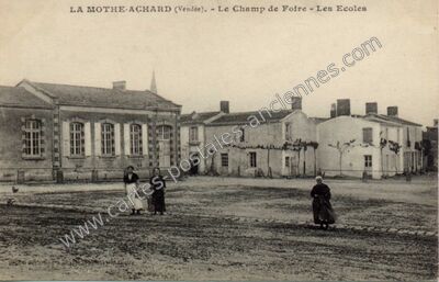 Carte postale ancienne Le Champ de Foire - Les Ecoles — La Mothe Achard (Vendée)