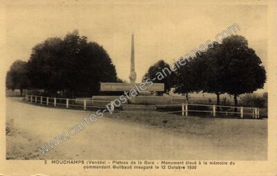 Carte postale ancienne Plateau de la Gare - Monument élevé à la mémoire du commandant Guilbaud inauguré le 12… — Mouchamps (Vendée)