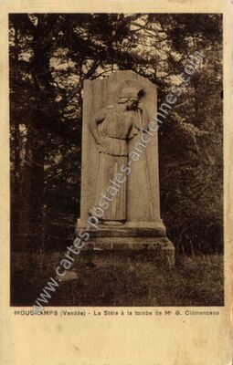 Carte postale ancienne La Stèle à la tombe de Mr G. Clémenceau — Mouchamps (Vendée)