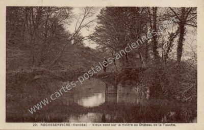 Carte postale ancienne Vieux pont sur la rivière au Château de la Touche — Rocheservière (Vendée)
