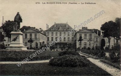 Carte postale ancienne La Préfecture — La Roche-sur-Yon (Vendée)